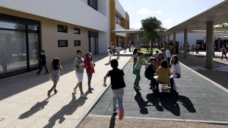 O suspeito iniciou, em janeiro deste ano, o exercício de funções como assistente operacional numa escola de ensino básico e secundário de Cascais