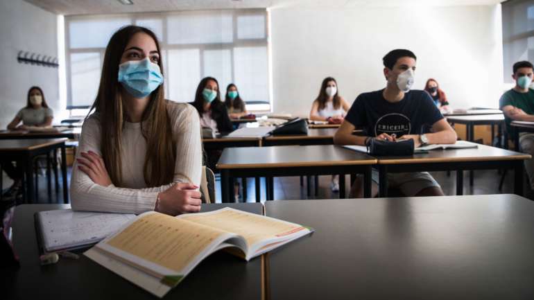 Na sexta-feira passada, os três irmãos já não foram à escola. No sábado, chegaram os resultados dos testes