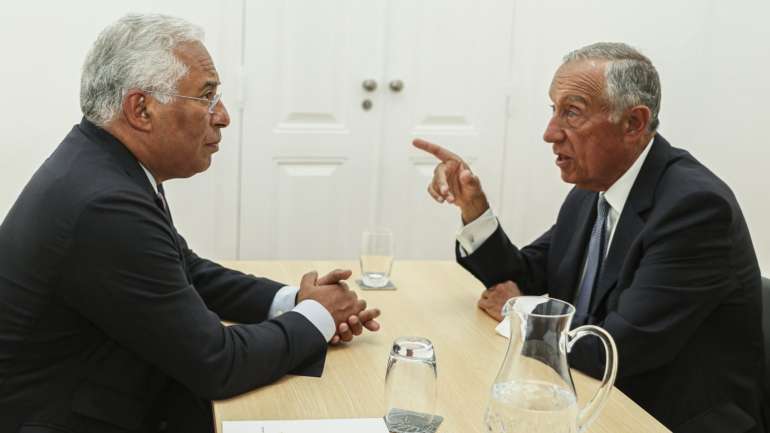 Fotografia mostra António Costa e Marcelo Rebelo de Sousa numa reunião semanal, realizada em 2019 em Lagos, antes da pandemia