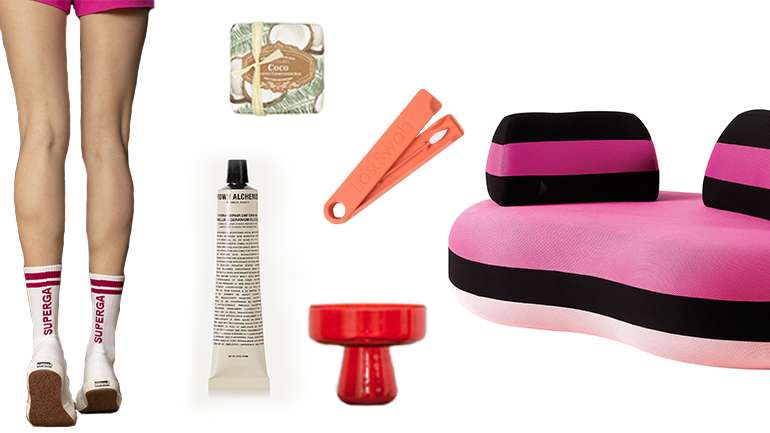 Da esquerda para a direita, no sentido dos ponteiros do relógio: meias Superga x Calzedonia, sabonete de coco Castelbel, cotonete reutilizável LastSwab, sofá de Joana Vasconcelos para a Roche Bobois, jarra Skaldu e creme Grown Alchemist
