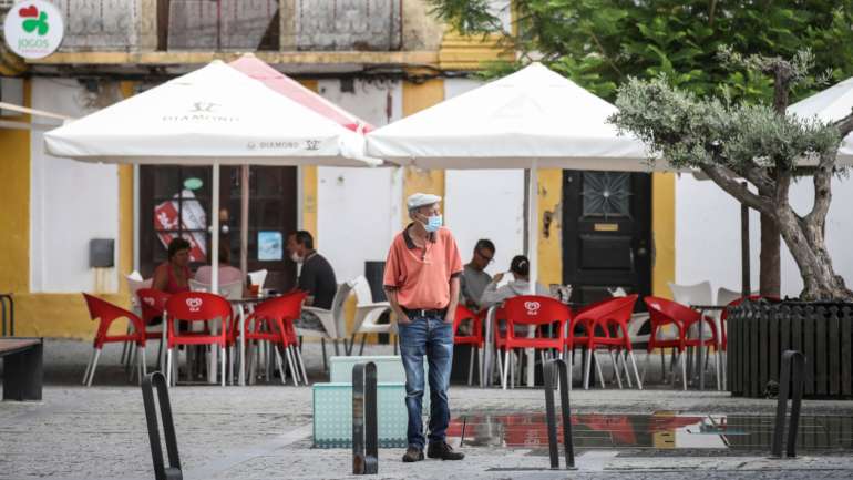 O surto já causou 39 casos positivos no lar, nomeadamente 29 idosos, dos quais oito estão internados, e 10 trabalhadores