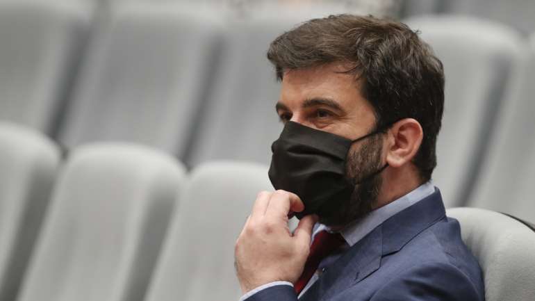 Tiago Brandão Rodrigues garante que a portaria de rácios está iminente. No entretanto, avançam os concursos rápidos para assistentes operacionais