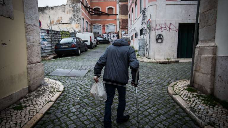 O número de casos de Covid-19 relacionados com o surto neste lar ilegal de Évora, já com um morto, estabilizou nos 53