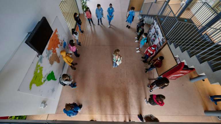 A diretora explica ainda que as 48 turmas da escola não cabem nas salas de aula dos corredores que consegue manter em funcionamento