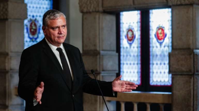 Vasco Cordeiro, líder do PS Açores e presidente do Governo Regional, falava em Ponta Delgada após uma visita a uma superfície comercial