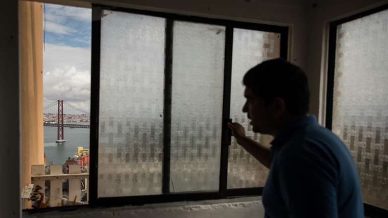 "Ontem estivemos sem luz desde a seis da tarde até à meia-noite e meia e hoje entre as 13h e as 15h", disse Gonçalo Barros, adiantando que a situação já se arrasta há um ano e que se está a tornar insustentável