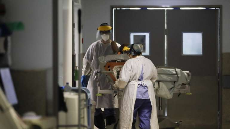 Em alguns estudos com trabalhadores da saúde foram detetados percentuais mais elevados de pessoas com anticorpos