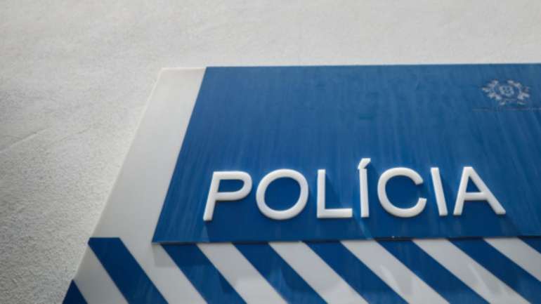 Os agentes da PSP, tudo indica, terão apanhado em flagrante um grupo que alegadamente estaria a assaltar carros estacionados na via pública.