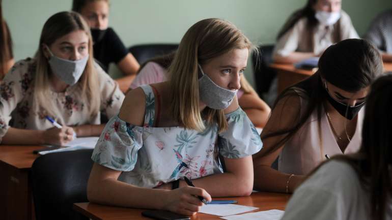 Os estudantes que foram testados foram os que estiveram com o infetado sem usar máscara