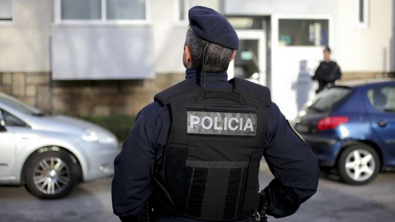 A PSP de Lisboa indicou que na terça-feira foram cumpridos oito mandados de busca domiciliária na zona do Vale de Alcântara, que resultaram na detenção em flagrante delito de três suspeitas que preparavam a droga para venda