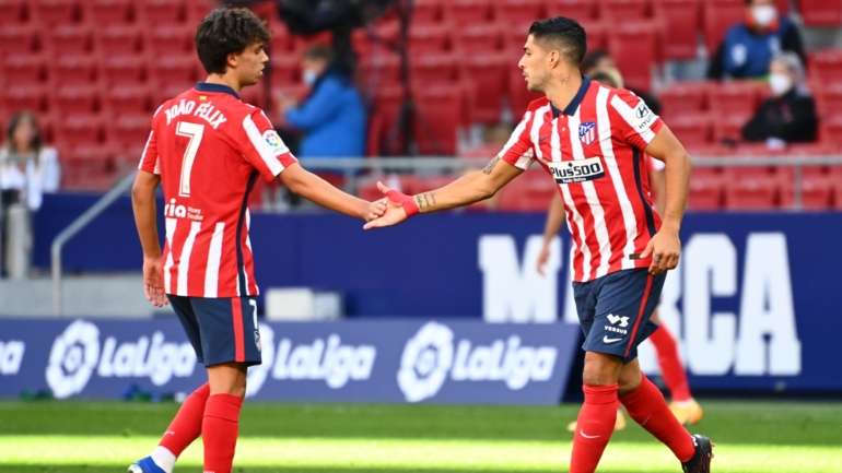O cumprimento entre João Félix e Suárez, dois dos elementos de ataque à disposição de Simeone
