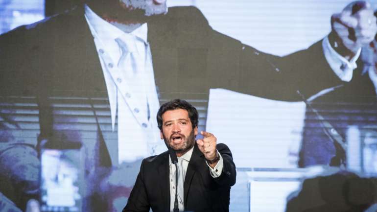 André Ventura discursou já perto da meia-noite de sábado num comício em Coimbra