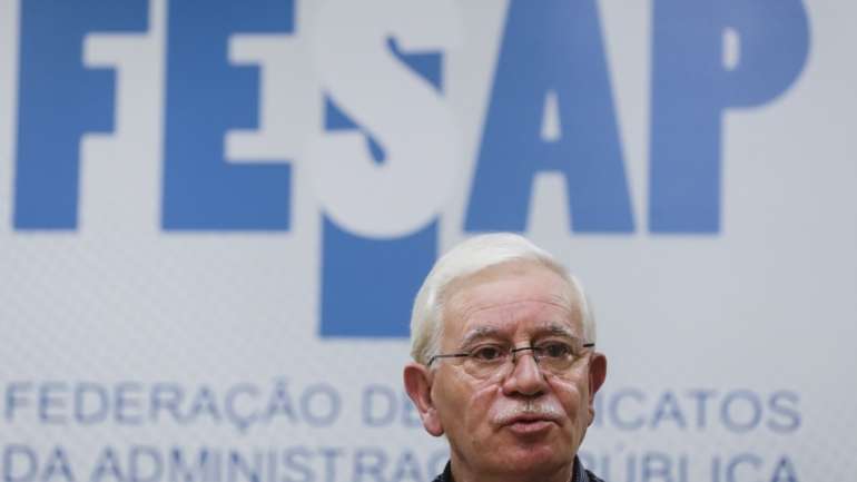 As atualizações anuais dos salários na função pública foram retomadas em 2020, após dez anos de congelamento, com aumentos generalizados de 0,3%, mas o Governo já admitiu que, devido à pandemia de Covid-19, poderá não ser cumprido o compromisso anteriormente assumido de acréscimos de 1% em 2021