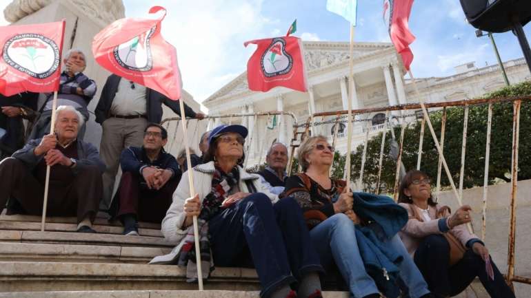 &quot;Quantas mais têm de morrer para que o Governo assuma a responsabilidade da segurança e do tratamento médico atempado das pessoas idosas residentes em lares?&quot;