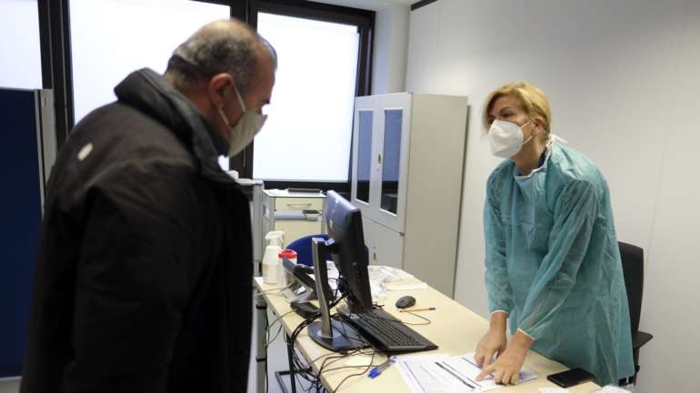 A aplicação implica que seja instalado em simultâneo por um doente que testou positivo e as pessoas com quem se cruzou recentemente