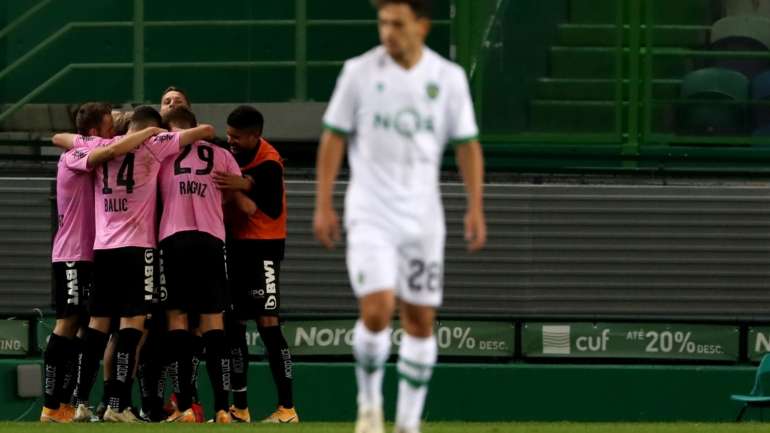 LASK Linz aproveitou as autoestradas que se foram abrindo na defesa do Sporting para chegarem a uma pesada goleada em Alvalade