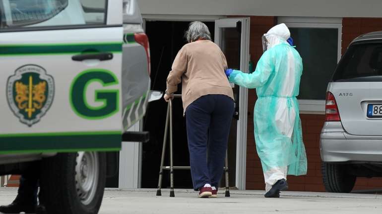 No domingo, quatro idosos morreram, mas apenas num dos casos está confirmada a infeção por Gripe A)