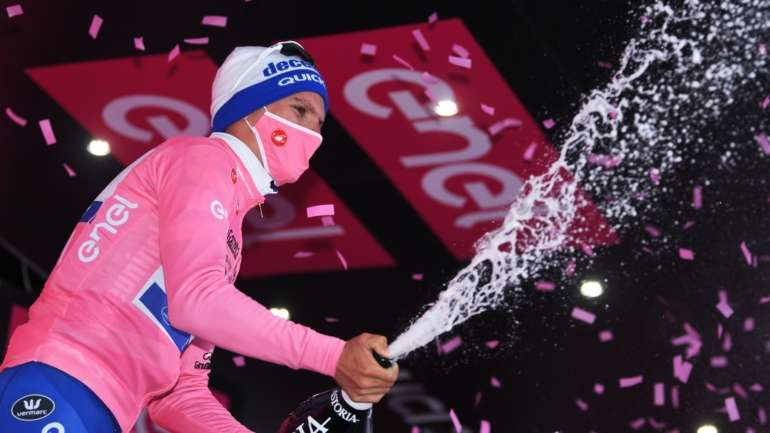 João Almeida beneficiou do segundo lugar no contrarrelógio da primeira etapa para vestir a rosa com o mesmo tempo de Jonathan Caicedo