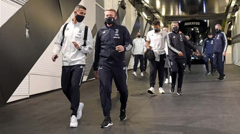Ronaldo e restantes companheiros tiveram de ir ao estádio no domingo para confirmarem vitória por falta de comparência do Nápoles