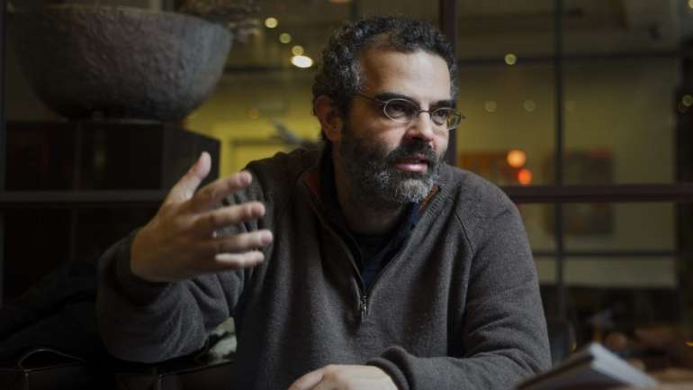 Gonçalo M. Tavares nasceu há 50 anos, em Luanda, e estreou-se literariamente em 2001. Publicou diferentes géneros literários, do romance à crónica, ao teatro e à poesia, e está traduzido em mais de 50 países