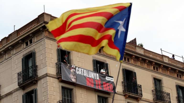 Os manifestantes gritavam frases pró-independência e lançaram fogo de artifício