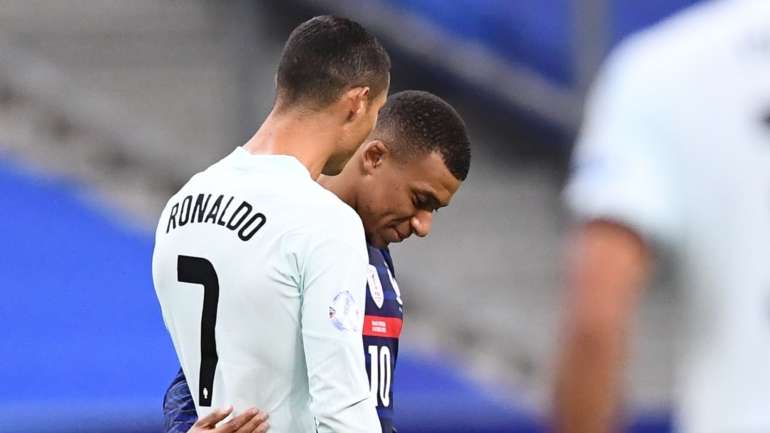 Mbappé começou a segunda parte e acabou o jogo a confraternizar com Ronaldo, de quem tinha posters no quarto quando estava ainda nas camadas jovens