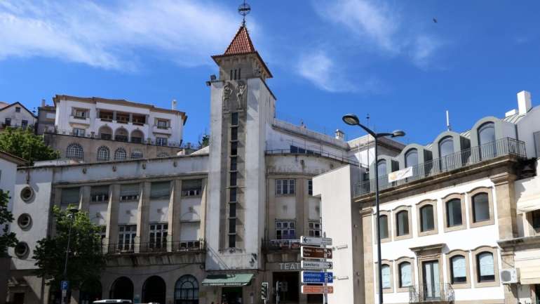 Os bilhetes podem ser adquiridos através da Ticketline ou nas bilheteiras das salas onde decorrem os espetáculos