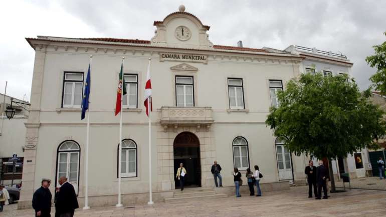 Na intervenção inicial da reunião de câmara, no Pavilhão Multiusos de Vila Franca de Xira, o socialista indicou que foi dada resposta a 483 ocorrências no concelho, desde 5 de fevereiro até esta segunda-feira, envolvendo 1.471 operacionais e 277 viaturas no terreno