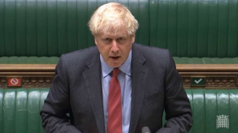 Boris Johnson não encerra escolas, mas considera encerrar bares e restaurantes em algumas zonas