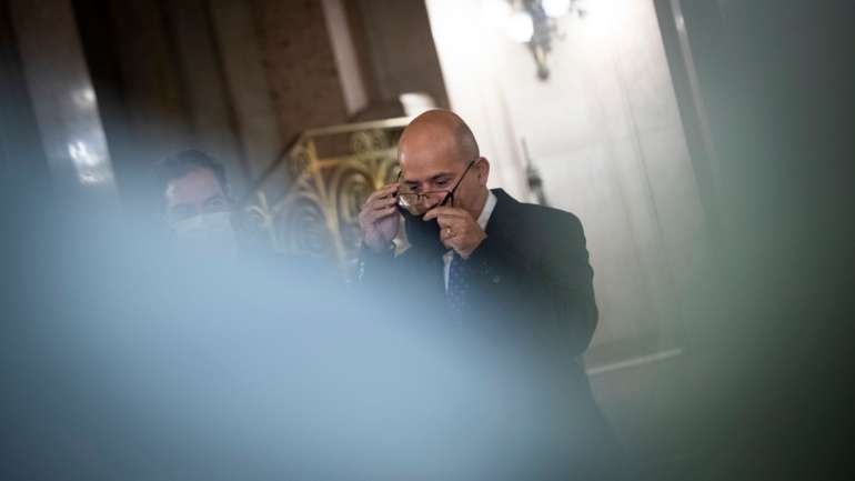 A máscara, os óculos e... o Novo Banco. As atrapalhações de João Leão no primeiro OE como ministro