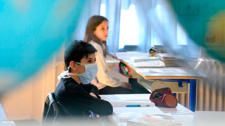 "Uma criança ou adulto que cumpre período de quarenta, está assintomática e tem teste negativo pode voltar tranquilamente à sua escola", disse a diretora geral de Saúde