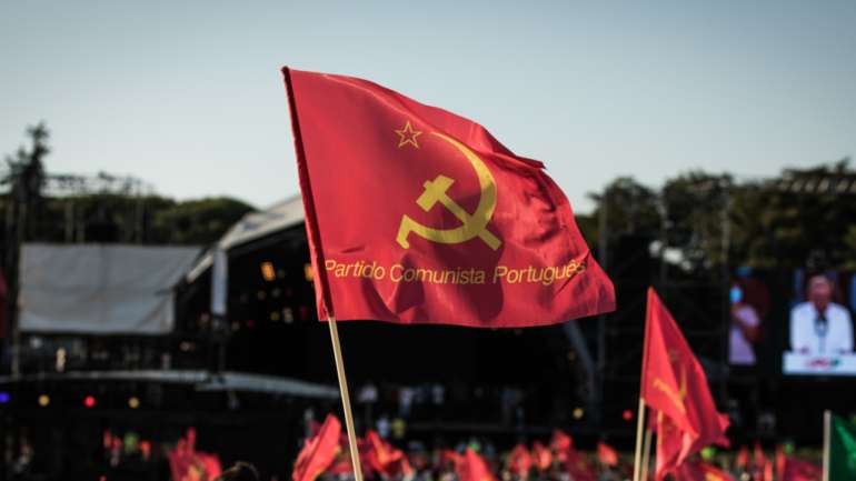 Pela leitura da lei, alegaram ainda os comunistas, "se conclui que a fase de 'democratização' terá um período de vida efémero"