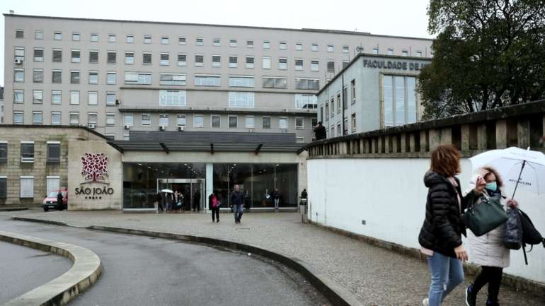 Hospital de São João vai ativar "nas próximas horas" o nível três do plano de contingência para a Covid-19, face à "necessidade de aumentar as áreas de internamento dedicadas à Covid-19