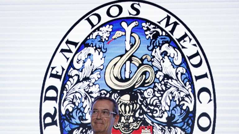 A carta aberta é assinada pelo atual bastonário da Ordem dos Médicos, Miguel Guimarães, e antigos bastonários