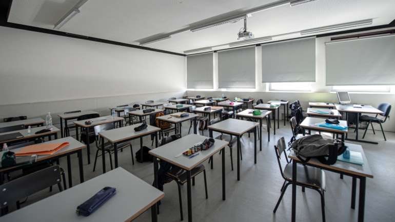 A escola foi encerrada após oito alunos e uma professora terem testado positivo ao novo coronavírus