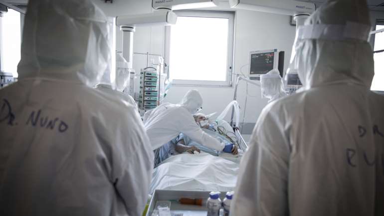 A situação, que levou à realização de cerca de 1.200 testes à Covid-19, fez ainda com que um total de quase 60 profissionais da unidade hospitalar tivesse de ficar em vigilância ativa com isolamento profilático de 14 dias