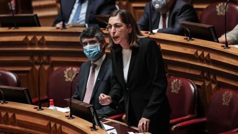 Já sobre a obrigatoriedade proposta pelo Governo - e que será debatida no parlamento na próxima sexta-feira - da utilização da aplicação, a líder da bancada do PS admitiu "dúvidas de constitucionalidade" e questões em outros campos