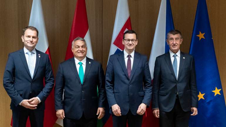 Os primeiros-ministros do grupo de Visegrado: (a partir da esquerda) Igor Matovic da Eslováquia, Viktor Órban da Hungria, Mateusz Morawiecki da Polónia e Andrej Babis da República Checa