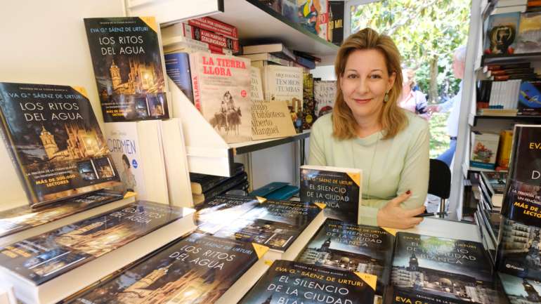 A escritora estreou-se em 2012 com o romance "La saga de los longevos: La vieja familia", que a transformou num fenómeno literário em Espanha