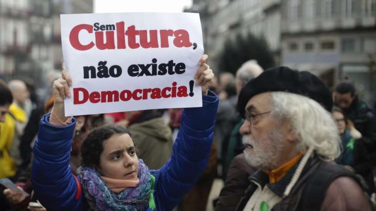 Os primeiros concursos de apoio a projetos deste ano da Direção-Geral das Artes, no valor de 2,8 milhões de euros, contemplam atividades em formato presencial, virtual ou ambos