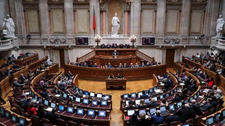 O texto esta sexta-feira aprovado teve por base uma proposta de lei do Governo apresentada em junho que estabelece medidas especiais para a contratação pública