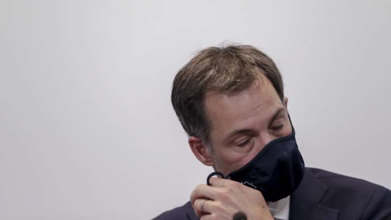 O primeiro-ministro belga, Alexander de Croo, afirma que o governo tem consciência que as "medidas são muito duras"