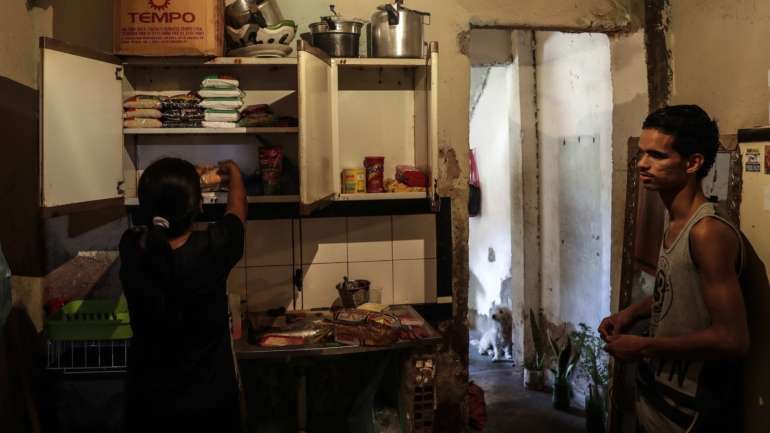 Cerca de 2,7 milhões de brasileiros (ou 3,3% da população empregada) estavam afastados do trabalho devido a medidas de isolamento social no final do mês passado