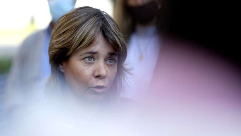 Catarina Martins falava aos jornalistas em Ponta Delgada, onde se encontra em campanha eleitoral