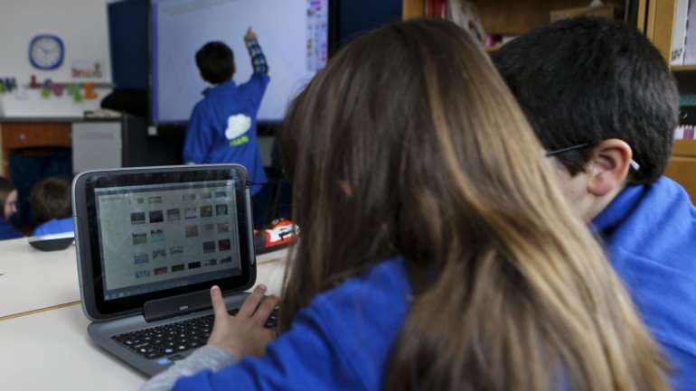 Para os professores, sugere um plano de ensino que os atualize e ajude a identificar sinais de 'cyberbullying' e de dependência das redes sociais