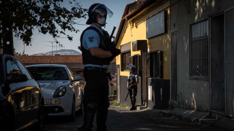 A PSP tentou interromper um ajuntamento de pessoas, alegadamente mais de 200, no bairro da Cova da Moura, este domingo