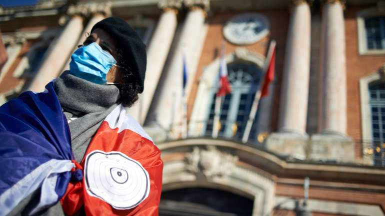 Em França multiplicaram-se as manifestações de indignação com o assassinato de um professor de história. O radicalismo islâmico estará ligado ao crime bárbaro