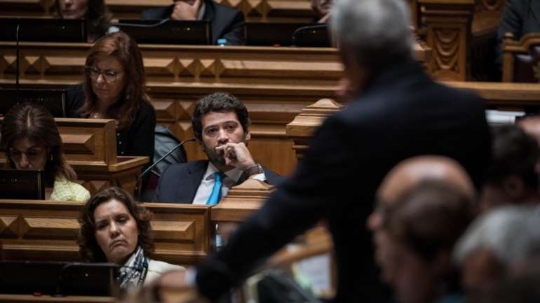 O líder do Chega refere que "não devem esperar que esta força política seja muleta do PSD ou outros partidos para formar governos como contrapeso aos governos que existem"