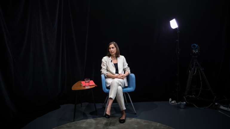 Posição de Catarina Martins é considerada "irrealista e irresponsável" pela líder parlamentar do PS.