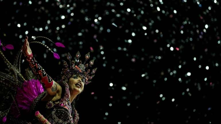 As escolas de samba são financiadas em grande parte pelas receitas dos seus eventos como festas ou refeições-convívio e os famosos ensaios para os desfiles de Carnaval